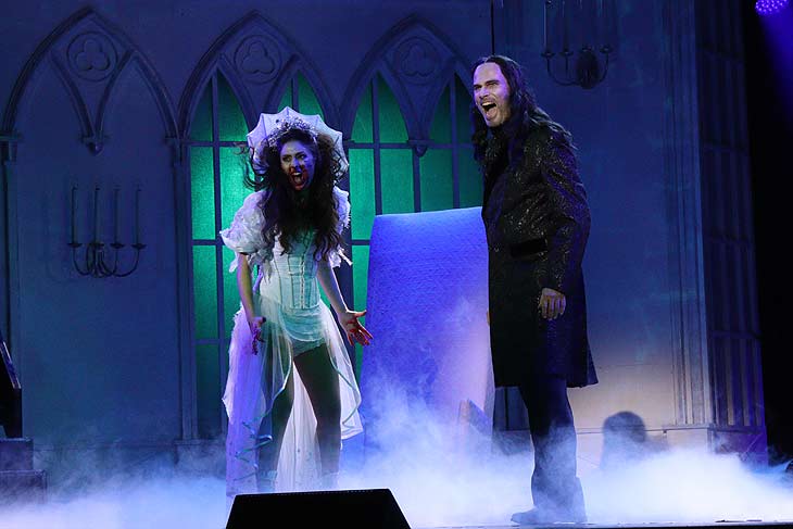 Valerie Luksch als Lucy Westenra,Thomas Borchart als Dracula im gleichnamigen Musical bis zum 13.11.2022 im Deutschen Theater (Foto: Martin Schmitz)